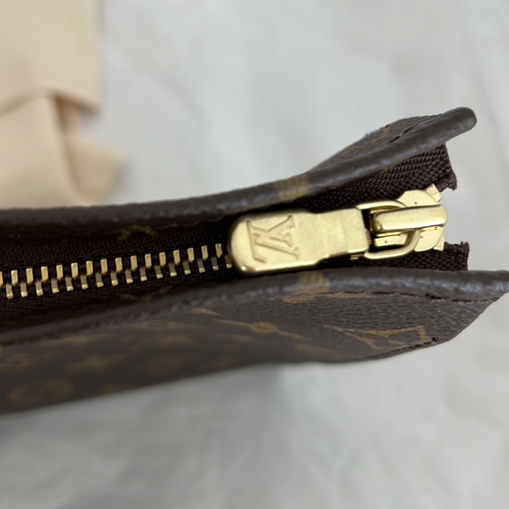 Louis Vuitton Monogram Toiletry 26 - Picture 8 of 11